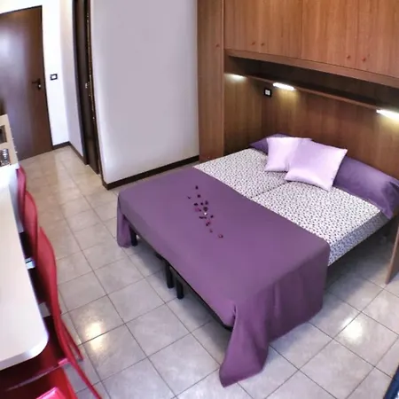 Bright With Outdoor Pool Apartment *