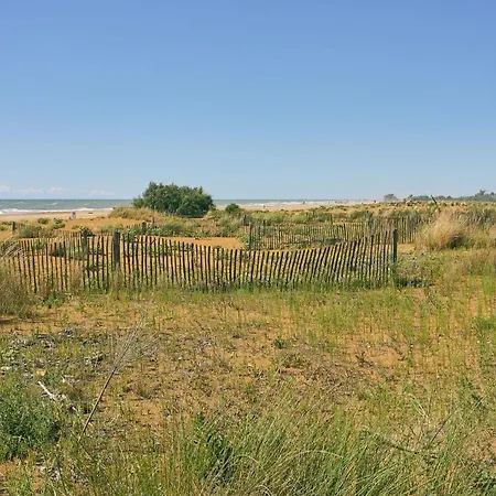 Bright With Outdoor Pool Appartamento